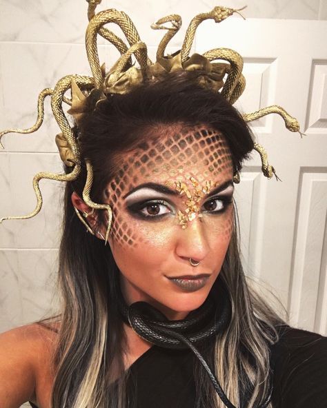 Lots of inspiration, diy & makeup tutorials and all accessories you need to create your own DIY Medusa Costume for Halloween. Diy Medusa Costume, Costume Medusa, Medusa Halloween Costume, Medusa Headpiece, Make Up Diy, Halloweenský Makeup, Halloween Make-up Looks, Medusa Costume, Halloween Costumes Makeup