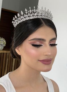 Make Up For Quinceanera, Quince Makeup Natural, Pink Quince Theme, Eye Makeup Prom, Makeup Looks Prom, Quince Makeup, Quinceanera Red, Quince Hair, Quinceanera Makeup