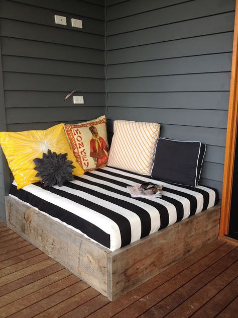 Thinking about making a DIY daybed? You'll catch the hosting bug after checking out these 10 affordable options. #[ Diy Seng, Deck Couch, Diy Patio Ideas, Diy Daybed, Corner Seating, Backyard Furniture, Budget Patio, Outdoor Daybed, Apartment Patio