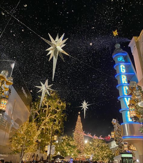 La Christmas Aesthetic, The Grove Los Angeles Christmas, The Grove Christmas, Christmas In Los Angeles Aesthetic, Christmas California Aesthetic, Winter California Aesthetic, Los Angeles Christmas Aesthetic, Christmas In California Aesthetic, Beverly Hills Christmas