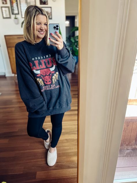 Oversized Shirts With Leggings, Style A Sweatshirt Outfit, Large Sweatshirt Outfit, How To Style A Graphic Sweatshirt, Dressing Up Sweatshirt, Oversized Graphic Sweatshirt Outfit, Crewneck Sweatshirt Outfit Street Style, Styling Oversized Sweatshirts, Sweatshirt And Boots Outfit