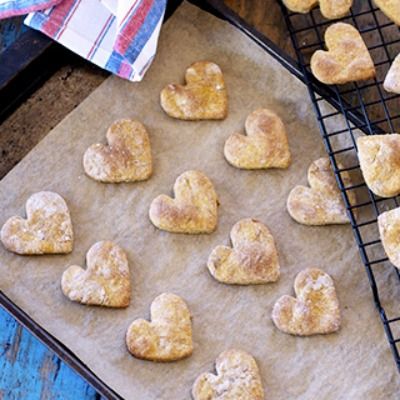 Spiced Pumpkin Flax Teething Biscuit Recipe are an all-natural snack and teething relief strategy for young, developing children Homemade Teething Biscuits, Baby Teething Biscuits, Teething Cookies, Baby Oatmeal Cereal, Teething Biscuits, Natural Snacks, Baby Finger Foods, Gluten Free Flour Blend, Spiced Pumpkin