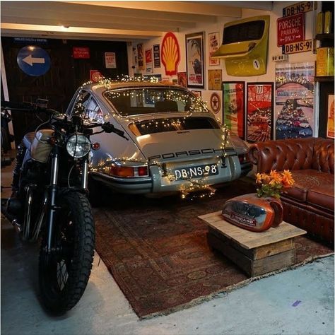 Classic Car Garage, Gear Room, Garage Loft, Cool Garages, Man Cave Room, Garage Studio, Ultimate Garage, Garage Style, Car Workshop