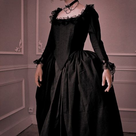 Victorian Aesthetic Dress, Princess Aesthetic Dresses, Dark Princess Aesthetic, 1800s Dresses, Black Dress Aesthetic, Gown Aesthetic, Victorian Era Dresses, Gowns Aesthetic, Queen Aesthetic