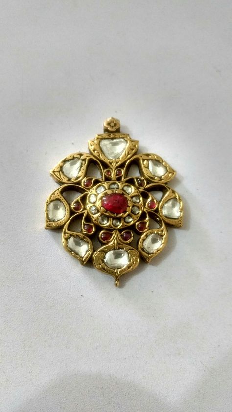 Sagar Jewellers Jadau Pendant, Antic Jewellery, Engagement Jewellery, Jadau Jewellery, Happy Yoga, Black Beads Mangalsutra Design, Gold Earrings Wedding, Antique Jewellery Designs, Jewellery Ring