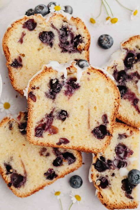 Blueberry Loaf Recipe, Blueberry Almond Cake, Cozinha Aesthetic, Mini Pound Cakes, Blueberry Loaf Cake, Blueberry Loaf Cakes, Blueberry Desserts Recipes, Blueberry Pound Cake, Healthy Cakes