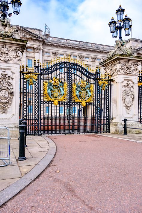 Buckingham Palace, London UK. ---- #London #BuckinghamPalace #VisitLondon #CityBreak #LondonAttractions #PostcardsOfLondon #KingCharlesIII #photography #ilovelondon #itssolondon #londoncity #londonlife #londonlove #travellondon #londonphoto #londonforyou #londoncityworld #photosoflondon #londontown #prettylittlelondon #prettycitylondon #londonphotography #londonarchitecture #beautifuldestinations #toplondonphoto #VisitBritian #TravelDestinations #TravelInspiration Buckingham Palace London, Palace London, Royal Uk, London Attractions, London Architecture, London Town, London Photography, Visit London, London Photos