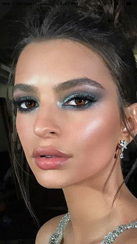 Silver Bronze Eye Makeup, Ball Makeup Ideas, Silver Blue Makeup, Metallic Makeup Looks, Blue Makeup Aesthetic, Blue Smoky Eyes, Blue Glam Makeup, Clubbing Makeup, Club Makeup