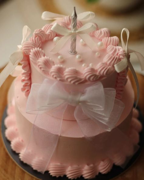 Sweet, petite, and oh-so-elegant! 🎀💖 This 1-pound mini tier cake is the perfect choice when you want something small yet stunning. Perfect for intimate celebrations, this peachy pink beauty is adorned with delicate bows and pearls for that extra touch of charm! 🌸✨ Why settle for ordinary when you can have something extraordinary? 🎂 WhatsApp us on 7044955912 for custom mini cakes like this one! Let's make your special moments even sweeter. #TheBakingMumma #MiniCake #CustomCake #HomeBaker #C... Mini Birthday Cake Ideas, Mini Birthday Cake Ideas For Her, Mini Tier Cake, Mini Birthday Cake, Bows And Pearls, 12th Birthday Cake, Monthly Baby, Mini Cakes Birthday, Tier Cake