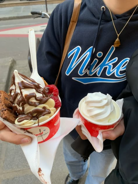 frozen yoghurt w/ bestie #frozenyoghurt #aesthetic #besties Frozen Yogurt Date Aesthetic, Frozen Yoghurt Aesthetic, Frozen Yogurt Aesthetic, Bestie Adventures, Aesthetic Besties, Yummy Ice Cream, Frozen Yoghurt, Dessert Pictures, November 8