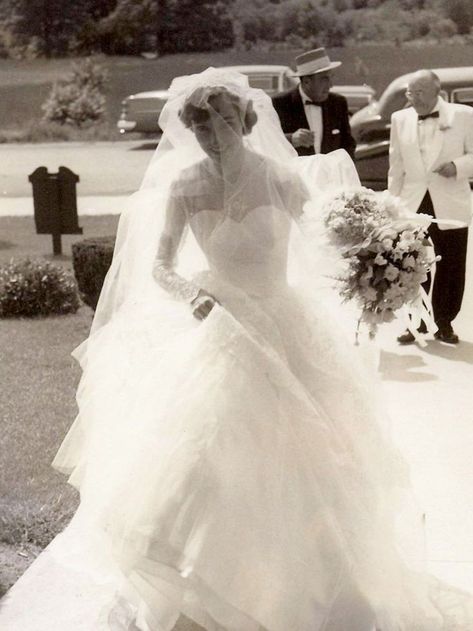 Most popular 1950s bride Chic Vintage Brides – 3rd Blogiversary Exquisite Wedding Dress, My Fair Lady Wedding, 50s Bride, Chic Vintage Bride, Chic Vintage Brides, Vintage Brides, Vintage Wedding Photos, Vintage Weddings, Wedding Gowns Vintage