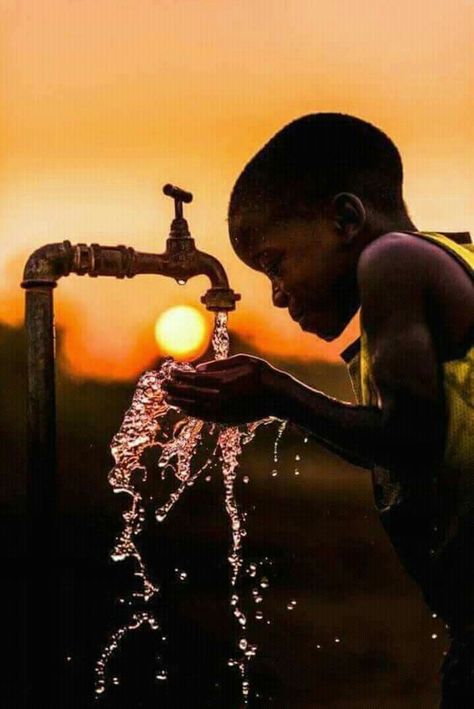 Homeless Kids, Mother Africa, Afrique Art, World Vision, Safe Drinking Water, African Children, Water Photography, Foto Art, Water Well