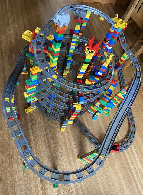 Duplo track in five level. Duplo tågbana i fem våningar. Trackideas, railway. Lego Duplo Train, Duplo Ideas, Lego Diy, Kids Toys For Boys, Lego Activities, Magnetic Tiles, Abstract Art Diy, Lego Worlds, Toy Brand