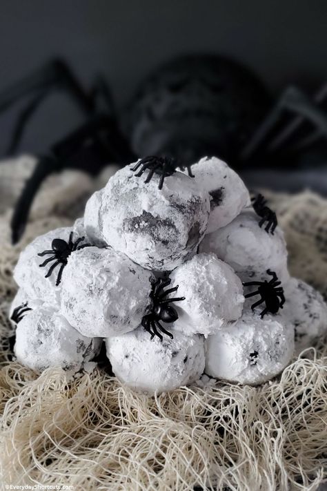 Spider Eggs Halloween, Desserts For Halloween, Scary Desserts, Desserts Cute, Spooky Cupcakes, Halloween Party Menu, Spider Treats, Halloween Deviled Eggs, Spider Eggs