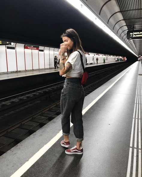 SUSANNA on Instagram: “„in 10 minutes things could look so differently“ 🌝🌚 📷: @ninavalioso 🌹” Maroon Vans Outfit, Vans Aesthetic Outfit, Vans Style Women, Vans Outfit Womens, Old Skool Vans Outfit, Uni Outfits Australia, Estilo Vans, Red Checkered Vans, Vans Ultrarange