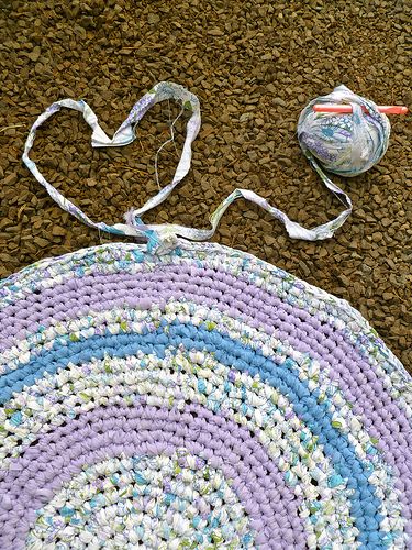 Granny Vintage Rag Rug... Rag Rug Diy, Homemade Rugs, Rag Rug Tutorial, Braided Rag Rugs, Crochet Rag Rug, Crochet Rugs, Rug Tutorial, Rag Rugs, Diy Rug