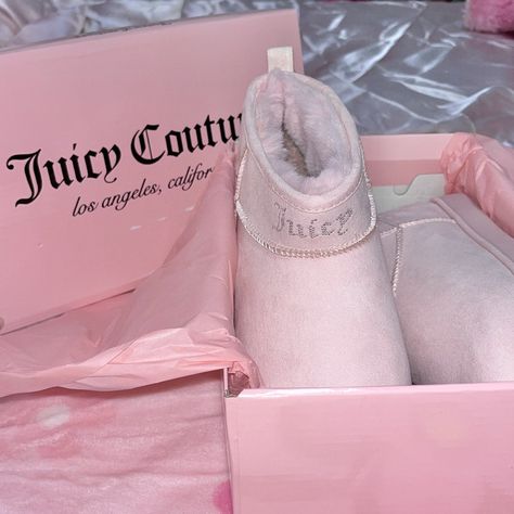 Juicy Cotoure, Juicy Couture Aesthetic, Boots Y2k, Pink Juicy Couture, Cc Shoes, Pink Toes, Dr Shoes, Pink Glam, Cozy Winter Outfits