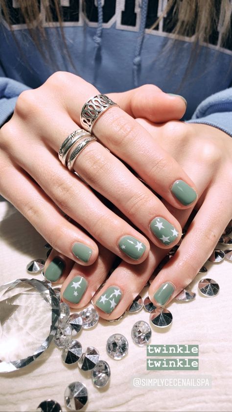 #nails #stars #nailart #sagegreen #cndnails Sage Green Nails With Stars, Green And White Star Nails, Sage Green Star Nails, Green Nails With Stars, Green Star Nails, Nails Stars, Micke Desk, Hoco Inspo, Cnd Nails