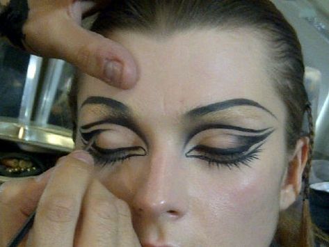 Mekap Mata, Drag Make-up, Some Makeup, Make Up Inspiration, Smink Inspiration, Graphic Liner, Edgy Makeup, Stage Makeup, Eye Makeup Art