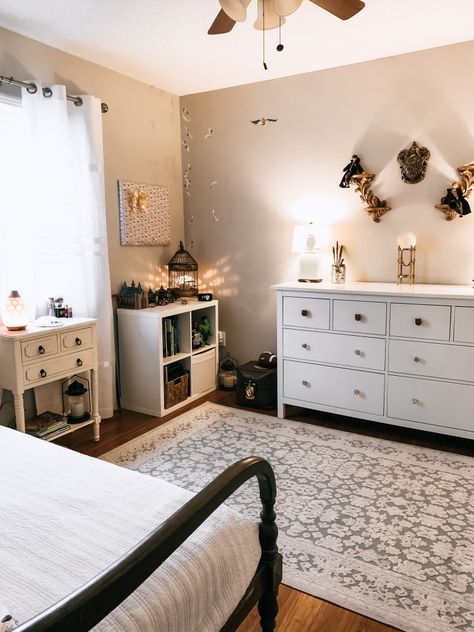 Subtle Harry Potter Room, Subtle Harry Potter Bedroom, Harry Potter Teen Room, Subtle Harry Potter Nursery, Harry Potter Girls Room, Harry Potter Girls Bedroom, Girls Harry Potter Bedroom, Harry Potter Bedroom Ideas For Girls, Harry Potter Bedroom Aesthetic