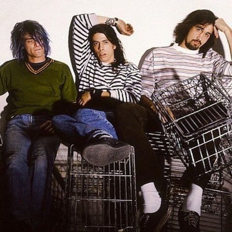 . Grunge Men Outfits, Nirvana Pictures, Monsters Are Human, 90s Grunge Outfits, Grunge Outfits Men, Kurt Cobain Photos, Frances Bean Cobain, Nirvana Kurt Cobain, Nirvana Kurt