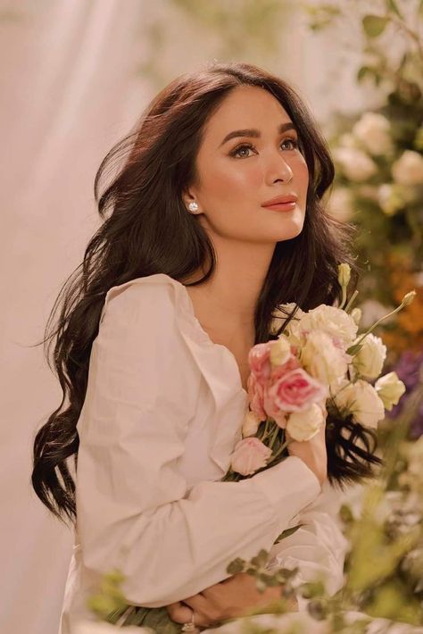 Pre Debut Photoshoot, Art Exercises, Bentuk Alis, Heart Evangelista, Debut Photoshoot, Bridal Makeup Natural, Bridal Makeup Looks, Holding Flowers, Photoshoot Concept