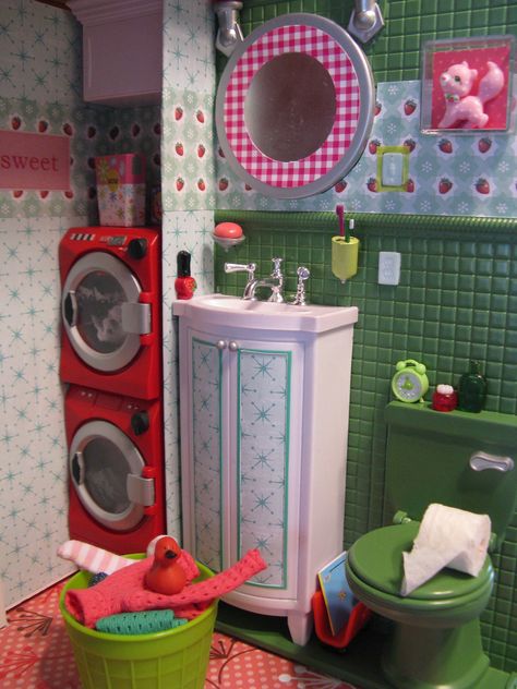 Berry Bathroom, Monster High Dollhouse, Barbie Bath, Barbie Bathroom, Doll Furniture Patterns, American Girl Dollhouse, Diy Barbie House, Dollhouse Bathroom, Barbie Sets