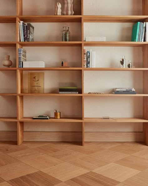 Built In Bookshelf Around Door, Wooden Bookshelf Design Simple, Midcentury Bookshelf Wall, Timber Bookshelf, Hard Wood Book Shelf, Bookshelf Wooden Simple, Acrylic Bookcase, Oak Bookshelves, Floor To Ceiling Bookshelves