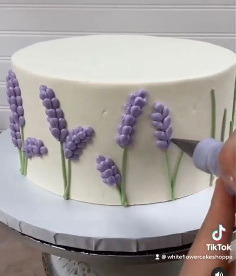 Spring Cake Designs, Flower Cake Design, Cake Decorating Flowers, Lavender Cake, Flat Cakes, Cupcake Decorating Tips, Cake Decorating For Beginners, Buttercream Flower Cake, Spring Cake