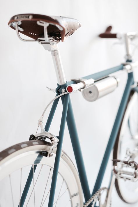 PETROL SINGLE SPEED BIKE on Behance Bici Retro, Bike Restoration, Bicycle Diy, Classic Road Bike, Road Bike Vintage, Single Speed Bike, Velo Vintage, Fixed Bike, Retro Bike