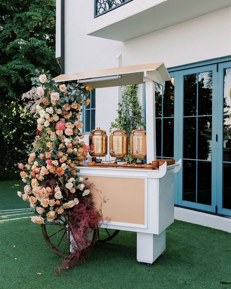 This couple planned their entire 3-day celebration—which melded Indian and American wedding traditions—in only 6 weeks. 🤯 Swipe to see *just* the ceremony and reception, then tap the link in bio to go inside their three events as captured by @allanzepedaphoto. 🤍 📷: @allanzepedaphoto 🎥: @wedluxe 📋: @gobelladesign 💐: @bircheventdesign 👗: @sabyasachiofficial @oscardelarenta Stylist: @thestylishbride 💇‍♀️: @junkiebride 💄: @karunachani Chai Cart Wedding, Chai Cart, American Wedding Traditions, Fragrance Bar, Wedding Decor Table, Washing Station, Car Wedding, Hand Washing Station, Ceremony Florals