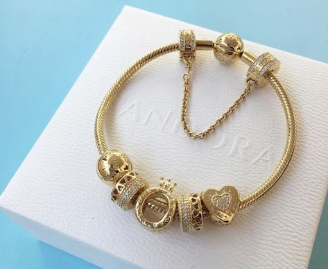 Classy Pandora Bracelet, Gold Pandora Bracelet, Gold Pandora, Pandora Bracelet Charms Ideas, Pandora Bracelet Designs, Pandora Gold, Dope Jewelry, Gold Charm Bracelet, Pandora Bracelet Charms