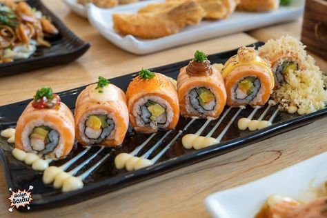 Sushi Plating, Garnish Tumpeng, Food Plating Design, Sushi Bar Design, Sushi Fillings, Japanese Food Photography, Maki Roll, Vegan Sushi, Sushi Art