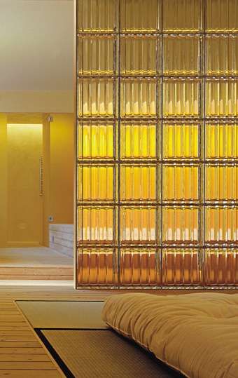 Looking for a smart and elegant solution to divide the spaces of your home? Glass tiles and blocks allow you to create entire partitions without encumbering spaces. Japanese Cabin, Glass Partition Designs, Glass Tile Bathroom, Glass Blocks Wall, Glass Partition Wall, Partition Walls, Glass Room Divider, Glass Room, Room Tiles