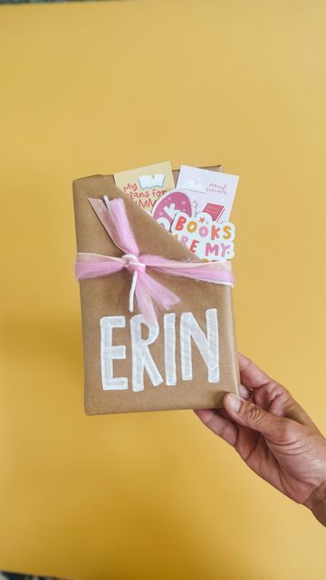 Pippi Post | Bookish Merch ✨ on Instagram: "If you’re wrapping a gift for a book lover, you have to try this! ❤️

This is such a fun way to wrap up a book and add extra bookish goodies as well! I love the bookmarks and sticker peeking out and you know we love a good @authorsarahadams book around here!

Comment BOOK below, and I’ll send you all the materials, directions, and links! 👇

Then share this with a book loving friend! ❤️

#bookishshop #bookmerch #pippipost #bookgifts #bookgiftsarethebestgifts #bookgiftwrap" Book Gift Wrap Ideas, Gift Wrap For Books, How To Rap A Book Gift, Book Lovers Gifts Diy, How To Warp A Book Gift, Book Guft Basket, Book Gifts Diy, Book Club Parties, Eco Friendly Gift Wrapping