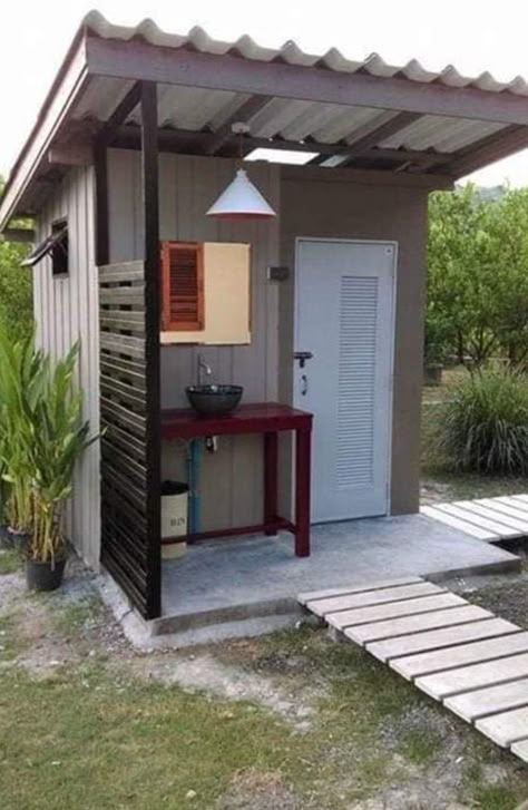 Outside Toilet Ideas, Outdoor Toilet Ideas, Outdoor Restroom, Barn Dominium, Farm Homes, Houses On Wheels, Small Barn House, Outside Toilet, Toilet Outdoor