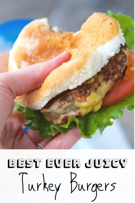 Burger Recipe Video, Best Turkey Burger Recipe, Burger Recipes Healthy, Best Turkey Burger, Turkey Burger Recipes Healthy, Burger Recipes Seasoning, Juiciest Turkey, Homemade Turkey Burgers, Halloumi Burger