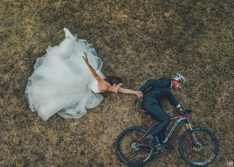 #weddingdress #wedding #couple #weddingbikes #bike #mtb #offroad #mountainbike #biking #weddingday #weddingshot #canyon #jerma #outdoors… Mountain Bike Wedding, Mtb Wedding, Motorbike Wedding, Wedding Bike, Asheville Elopement, Bike Wedding, Bicycle Wedding, Downhill Bike, Adventure Couple