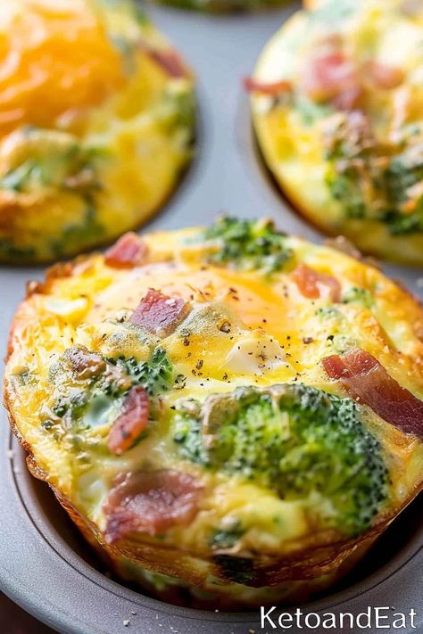 Keto Egg & Bacon Broccoli Muffins - Quick & Easy Recipe Broccoli Egg Muffins, Broccoli Muffins, Bacon And Broccoli, Keto Egg Muffins, Bacon Egg Cups, Bacon Egg Muffins, Keto Breakfast Ideas, Bacon Broccoli, Egg And Bacon