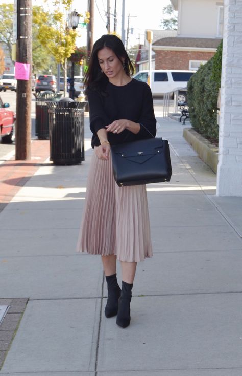 How to Style a Pleated Skirt - Balancing in Style Styling A Long Pleated Skirt, How To Wear A Pleated Skirt Winter, Pleated Skirt With Boots, Pleated Long Skirt Outfit, How To Style Pleated Skirt, Long Pleated Skirt Outfit, Style A Pleated Skirt, Flat Boots Outfit, How To Wear A Pleated Skirt