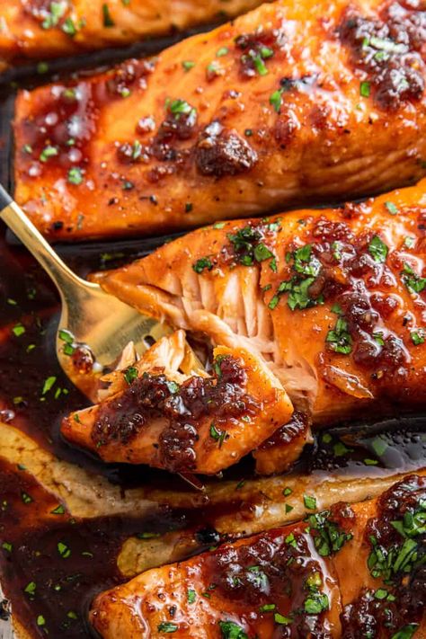 Honey glazed salmon is an easy, healthy, and quick fish dinner that's bursting with flavor. Honey Jalapeno Salmon, Butter Sweet Potatoes, Honey Ginger Salmon, Honey Salmon Recipes, Easy Honey Butter, Easy Salmon Dinner, Honey Glazed Salmon Recipe, Honey Glazed Salmon, Honey Mustard Salmon