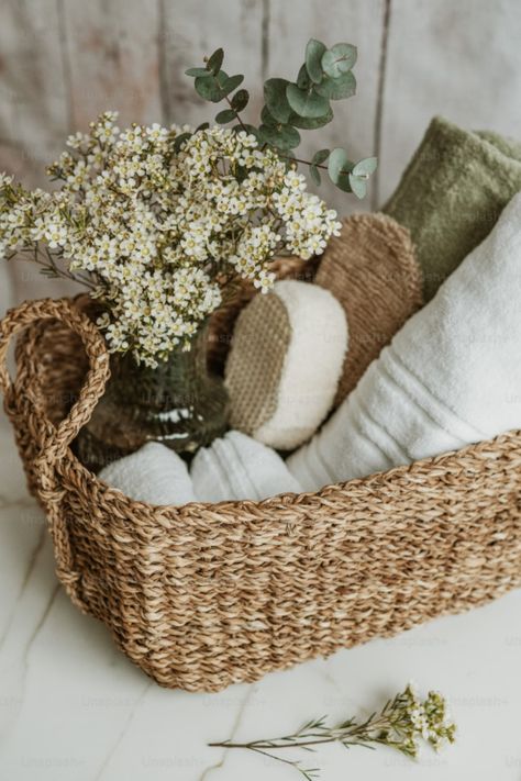 Spa Hamper for a bride Guest Basket, Guest Bathroom Towels, Welcome Basket, Towel Basket, Bathroom Gifts, Bathroom Baskets, Gourmet Gift Baskets, 3d Hand, Bathroom Guest