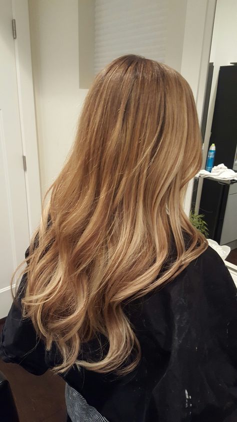 Beautiful natural color. honey blonde. golden blonde. Balyage. Babylights. Ombre. bronde Champagne Blond, Honey Hair Color, Golden Blonde Hair, Honey Blonde Hair, Dark Blonde Hair, Blonde Hair Inspiration, Honey Hair, Balayage Hair Blonde, Blonde Hair Looks