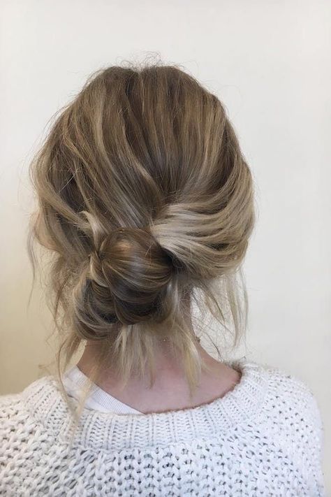 Banana Buns, Chignon Simple, Trendy We Fryzurach, Easy Bun Hairstyles, No Heat Hairstyles, Lob Haircut, Low Bun, Bob Hair, Chic Hairstyles