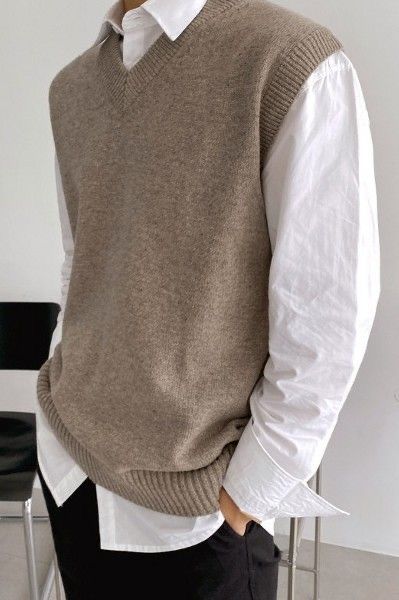 V Neck Knit Vest, Pics Of Men, Style Your Clothes, Quilted Vests, Vest Outfits Men, Guys Fashion Casual, Sweater Vest Outfit, Men's Vests, Mens Casual Dress Outfits