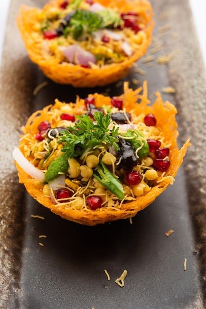 Aloo tokri chaat or potato basket stuffe... | Premium Photo #Freepik #photo #chaat #kachori #indian-snacks #puri Mumbai Recipes, Papri Chaat Recipe, Katori Chaat, Sev Puri, Chats Recipe, Mumbai Street, Puri Recipe, Puri Recipes, Indian Appetizers