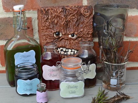 For every fan who’s dreamed of spending time in Professor Snape’s potion lab, Emma shares some Harry Potter inspired potions you can create at home. Potion Lab, Potions Lab, Diy Party Photo Booth, Harry Potter Gifts Diy, Polyjuice Potion, Harry Potter Art Drawings, Kitchen Science, Harry Potter Bday, Harry Potter Potions