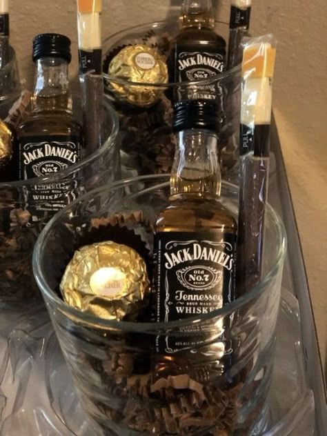 Christmas Gift Ideas For Neighbors, Festa Jack Daniels, Gift Ideas For Neighbors, Easy Christmas Gift Ideas, Liquor Gifts, Neighbor Christmas Gifts, Christmas Gift Basket Ideas, Gift For Mom Christmas, Mens Birthday Party