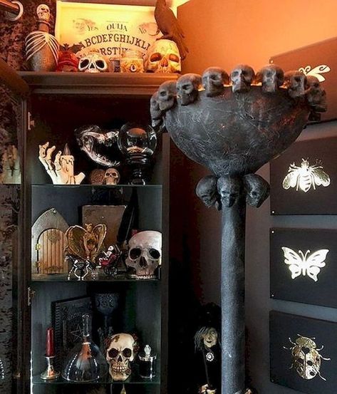 Skull Lamp, Diy Gothic, Meme Costume, Diy Skulls, Goth Home Decor, Goth Decor, Goth Home, Halloween Decorating, Theme Halloween