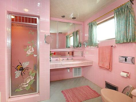 Retro Bathrooms, Bathroom Decorating, Vintage Bathrooms, Retro Interior, Aesthetic Rooms, Pink Bathroom, Dream Apartment, Retro Home, Dream Rooms